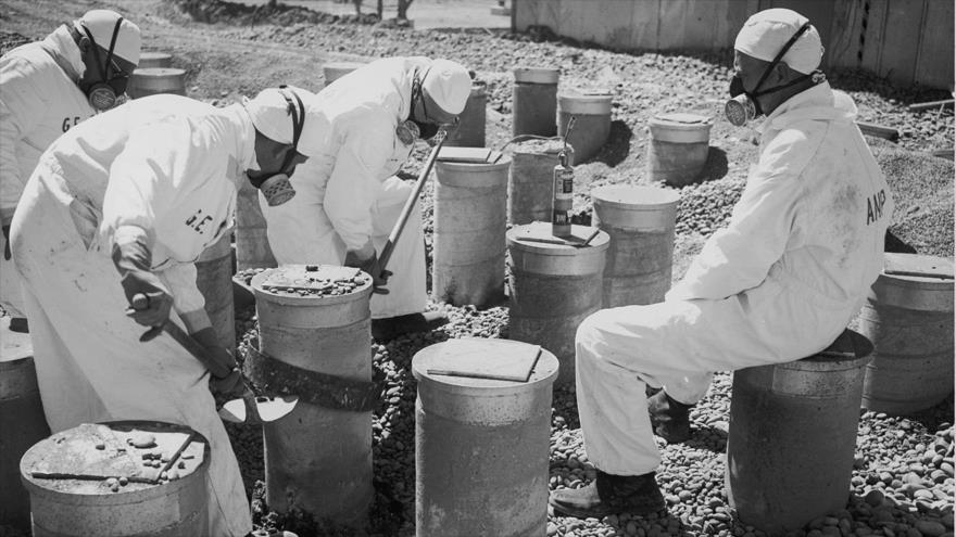 Trabajadores estadounidenses en el Laboratorio Nacional de Idaho desmantelan los embarcaderos de la fundación.