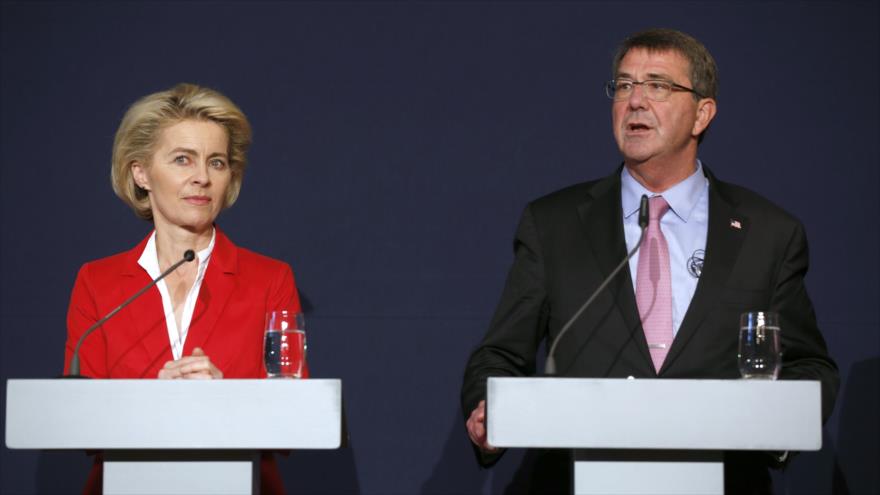 La ministra de Defensa alemana, Ursula von der Leyen, junto a su homólogo estadounidense, Ashton Carter, durante una conferencia de prensa en Münster, Alemania, 22 de junio de 2015.
