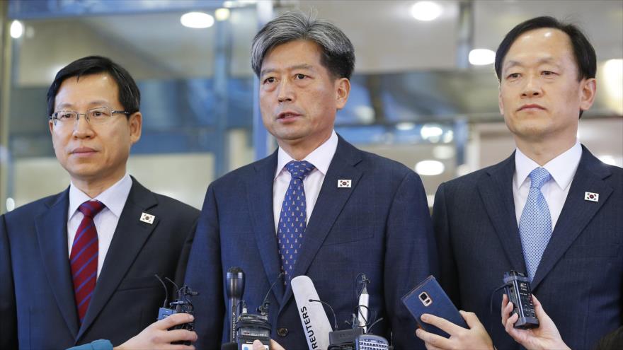El viceministro de Unificación surcoreano y jefe de la delegación surcoreana, Hwang Boo-Gi (centro), habla con la prensa en Seúl, capital de Corea del Sur, 11 de diciembre de 2015.