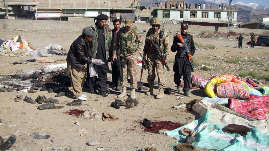 Las víctimas mortales de un atentado con bomba registrado en un mercado en la ciudad paquistaní de mayoría chií de Parachinar, situada en el valle de Kurram, colindante con la frontera noroeste de Afganistán, 13 de diciembre de 2015.