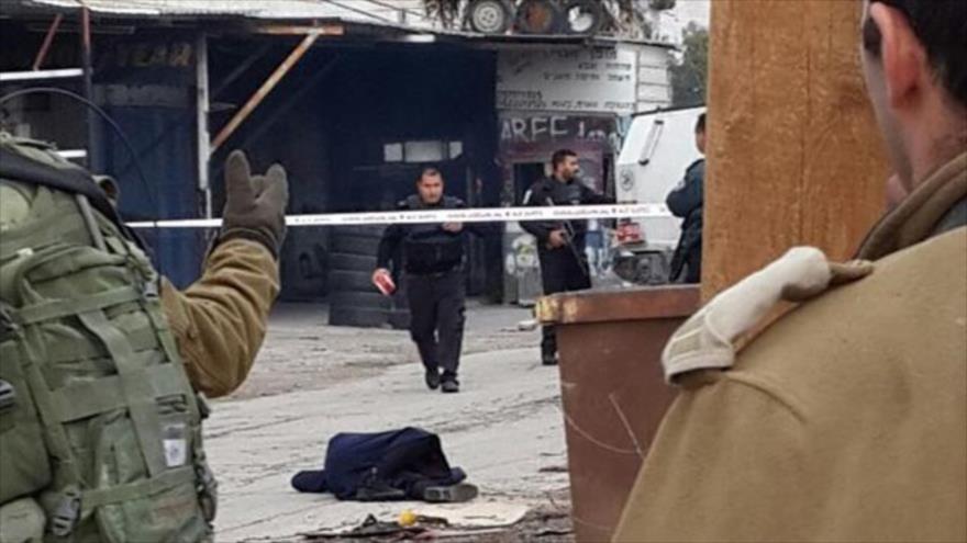 Adolescente palestina tras ser herida por disparos de soldados israelíes en una zona en la ciudad de Al-Jalil (Herbón), en el sur de la ocupada Cisjordania, 13 de diciembre de 2015.