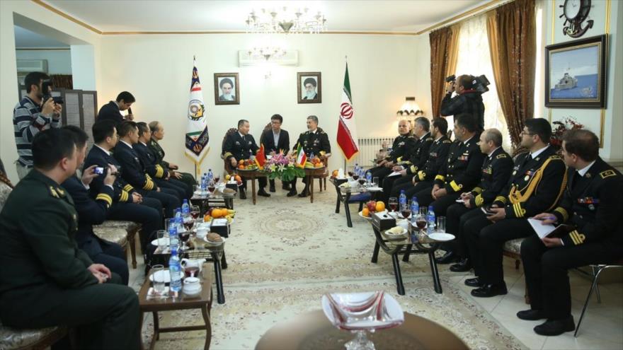 Reunión entre la delegación militar china (izda.) con los castrenses iraníes en Teherán, 13 de diciembre de 2015.