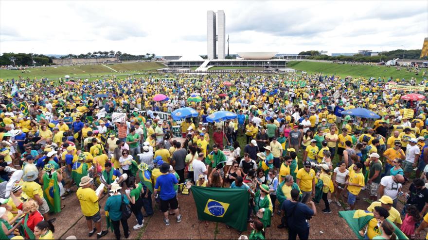 Brasileños se reúnen en la capitalina ciudad de Brasilia para manifestarse en apoyo de la destitución de la presidenta, Dilma Rousseff. 13 de diciembre de 2015