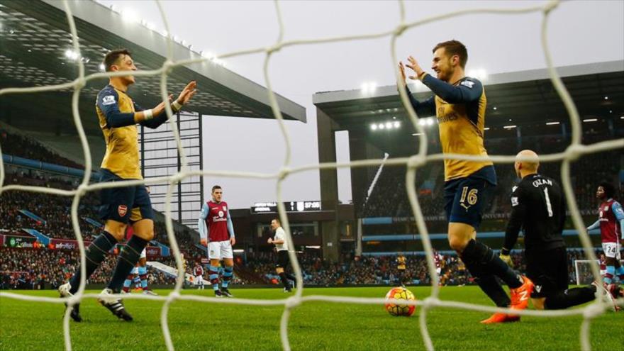 Aaron Ramsey (dcha.) y Mesut Ozil celebran tras el segundo gol del Arsenal. 