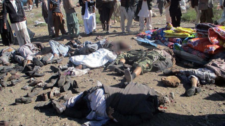 
Las víctimas mortales de un atentado con bomba registrado en un mercado en la ciudad paquistaní de mayoría chií de Parachinar, situada en el valle de Kurram, colindante con la frontera noroeste de Afganistán, 13 de diciembre de 2015.