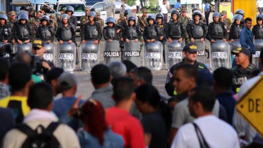 Inmigrantes Cubanos repelidos por las fuerzas policlaes de Nicaragua, en el puesto fronterizo de Peñas Blancas, Costa Rica, 16 de noviembre de 2015.