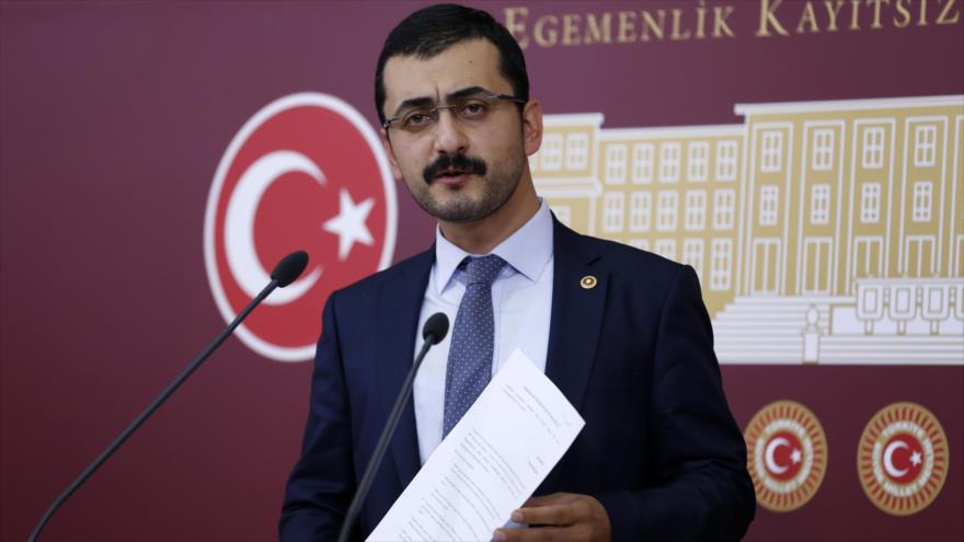Eren Erdem, representante del opositor Partido Republicano del Pueblo (CHP, por sus siglas en turco), ante el Parlamento de Turquía.