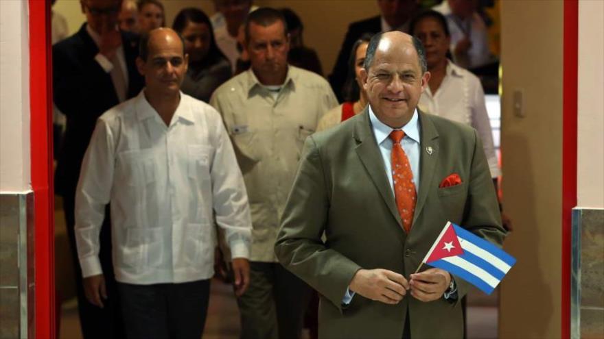 El presidente de Costa Rica, Luis Guillermo Solís, llega a Cuba. 13 de diciembre de 2015