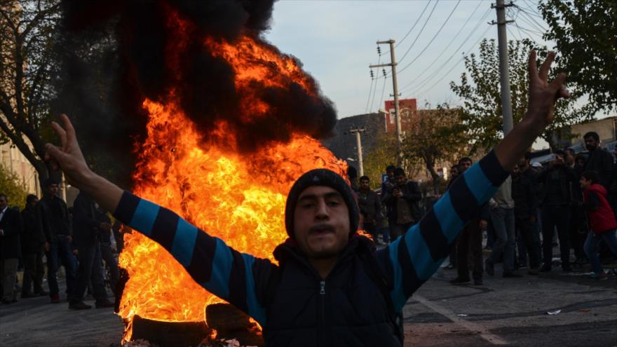 Una protesta de los kurdos en la ciudad de Diyarbakir, sita en el sureste de Turquía, contra el toque de queda impuesto por Ankara.
