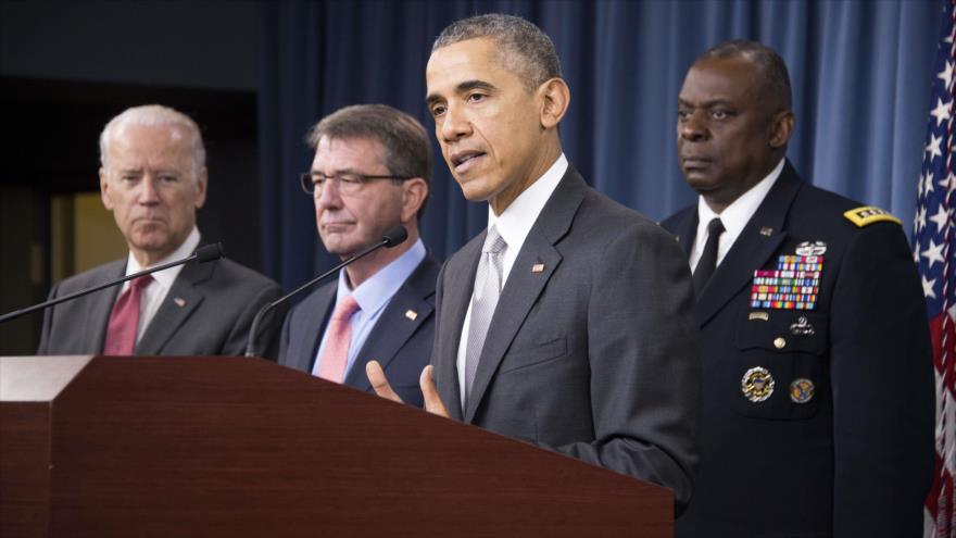 El presidente estadounidense, Barack Obama, habla con reporteros tras reunirse con el vicepresidente de EE.UU., Joe Biden (izqda.) y el secretario del Departamento de Defensa, Ashton Carter (2º izqda.) el el Pentágono. 14 de diciembre de 2015