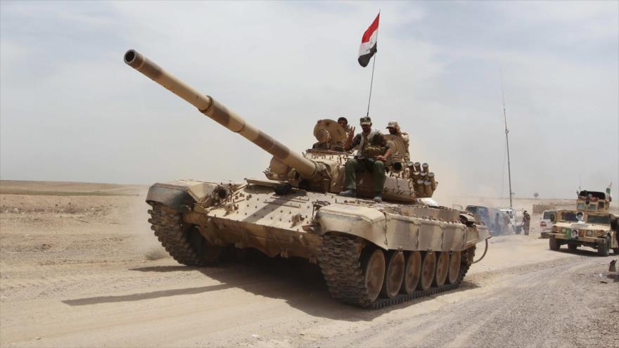 Soldados iraquíes a bordo de un tanque en las afueras de la ciudad de Ramadi.