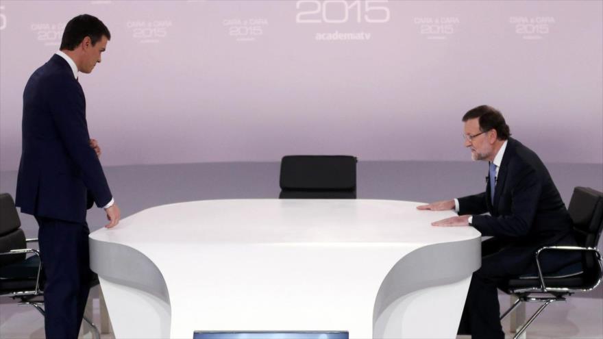 El presidente del Gobierno español y del Partido Popular (PP), Mariano Rajoy (dcha.), y el candidato del Partido Socialista Obrero Español (PSOE), Pedro Sánchez (izqda.), momentos antes de que tenga lugar el debate cara a cara, 14 de diciembre de 2015.