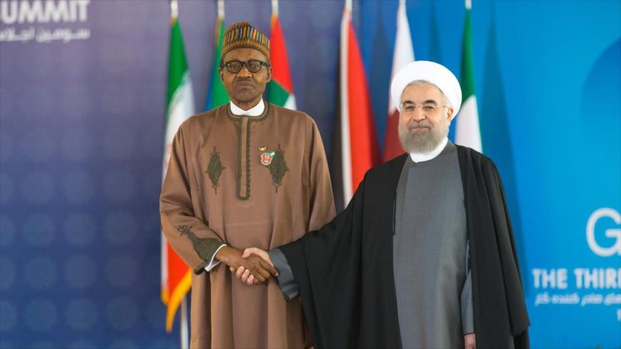 El presidente iraní, Hasan Rohani, junto a su homólogo de Nigeria, Muhammadu Buhari, en la reunión de los presidentes y jefes de Estado de la III Cumbre del Foro de Países Exportadores de Gas (FPEG), en la capital de Irán, Teherán.