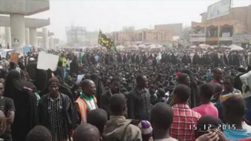 Nigerianos se manifiestan en la ciudad norteña de Kaduna contra la detención del líder chií de Nigeria, 15 de diciembre de 2015. 