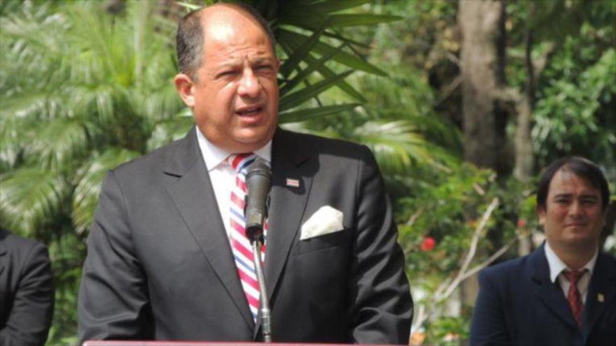 El presidente de Costa Rica, Luis Guillermo Solís, aborda en Cuba el tema de los migrantes cubanos que se encuentran varados en su país. 15 de diciembre de 2015. 
