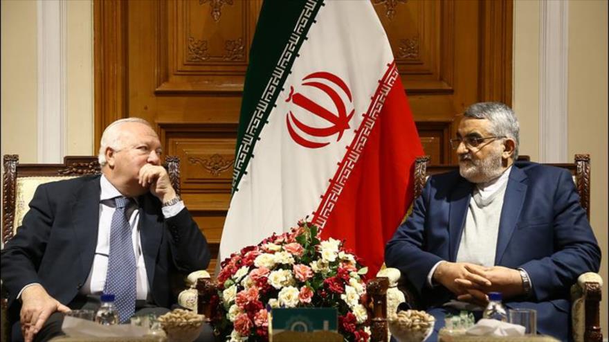 El presidente de la Comisión de Seguridad Nacional y Política Exterior del Parlamento iraní, Alaeddin Boruyerdi, reunido con el exministro de Asuntos Exteriores español Miguel Ángel Moratinos en la capitalina ciudad de Teherán. 15 de diciembre de 2015