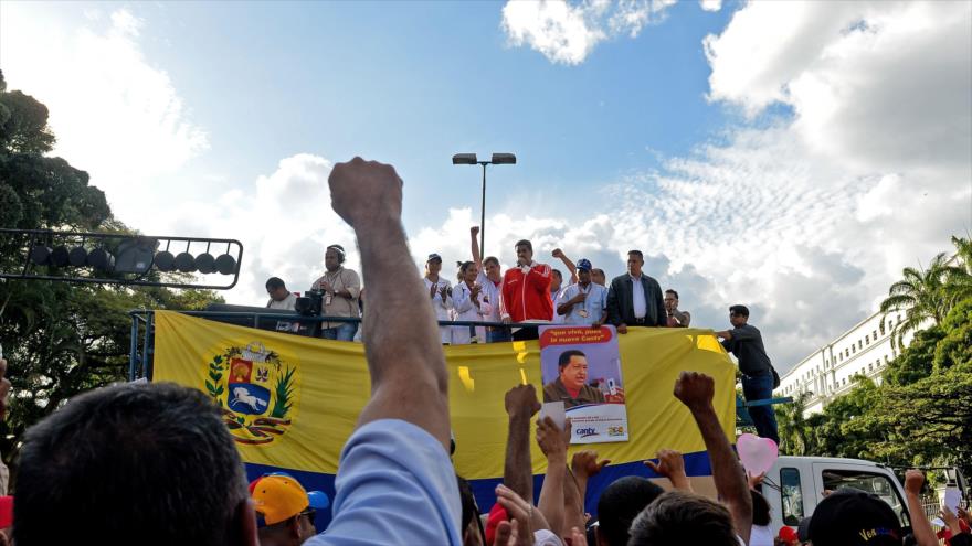 El presidente de Venezuela, Nicolás Maduro, se dirige a los voceros de los Consejos Presidenciales del Poder Popular, en un encuentro cerca del Palacio de Miraflores, 15 de diciembre de 2015.
