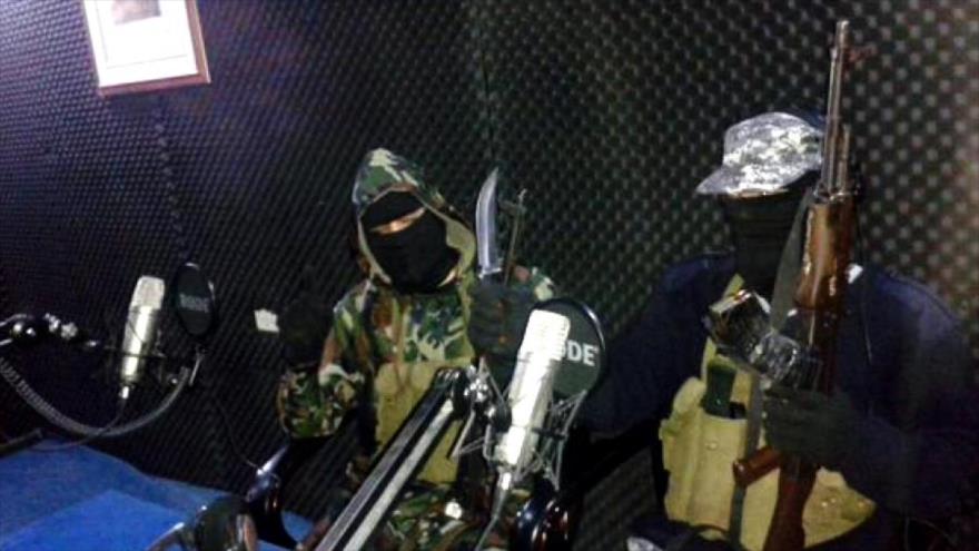 Dos locutores de un programa de radio en una emisora de radio del grupo terrorista EIIL (Daesh, en árabe).