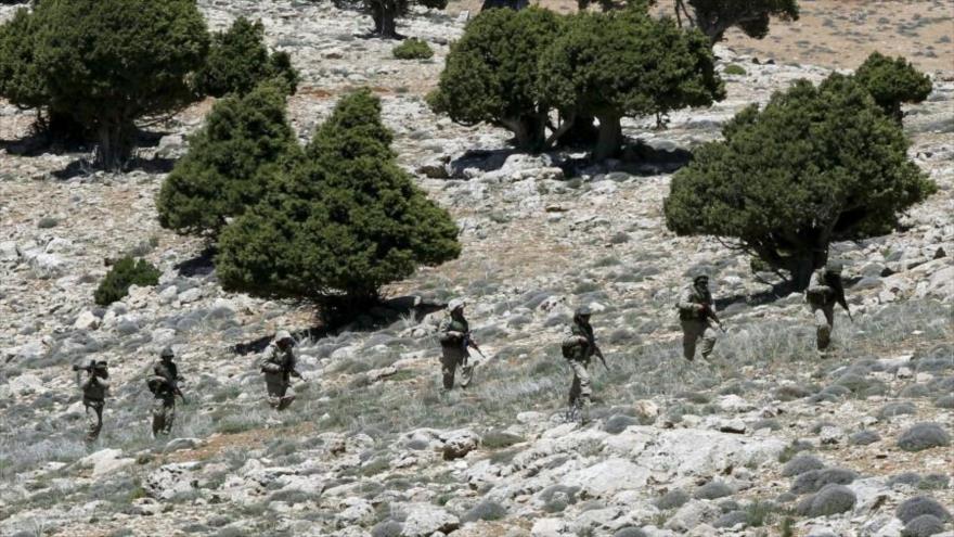 Combatientes de Hezbolá en las afueras de la ciudad de Arsal.