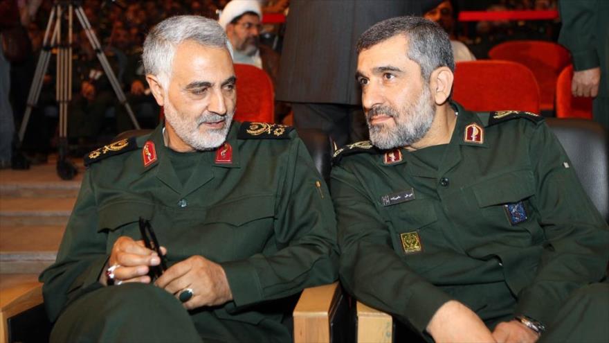 El comandante de las Fuerzas de Quds del Cuerpo de Guardianes de la Revolución Islámica (CGRI) de Irán, el general de división Qasem Soleimani (iza.), junto con otro alto mando del CGRI.