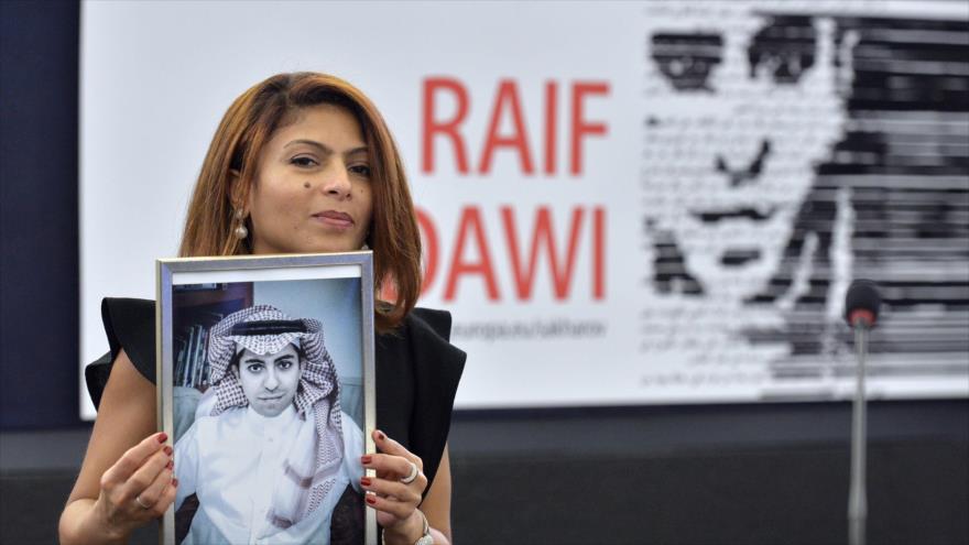 Ensaf Haidar, esposa del bloguero saudí preso, sostiene un retrato de él tras recibir en su nombre el premio Sájarov a la libertad de conciencia, 16 de diciembre de 2015.