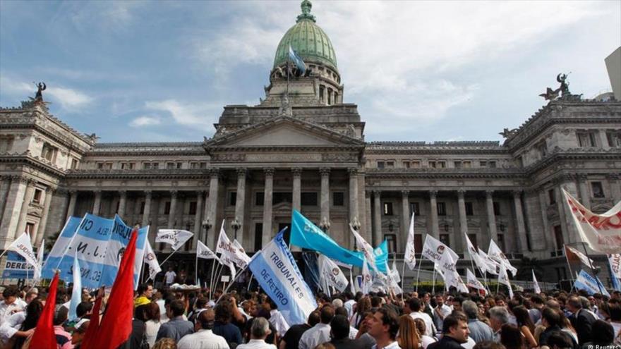 Manifestantes argentinos se agrupan frente al Palacio del Congreso de la Nación, en Buenos Aires, la capital. (Foto de archivo).