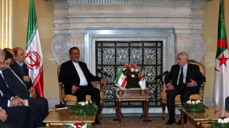 El primer vicepresidente iraní, Eshaq Yahanguiri (izda.) se reúne con el presidente del Parlamento argelino, Abdel Qader Bin Saleh, en Argel, capital de Argelia, 16 de diciembre de 2015.