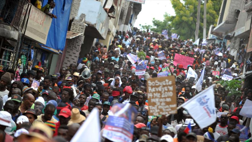 Manifestación realizada por la oposición haitiana en la capital Puerto Príncipe contra los resultados de la primera vuelta de las elecciones presidenciales, 16 de diciembre de 2015.