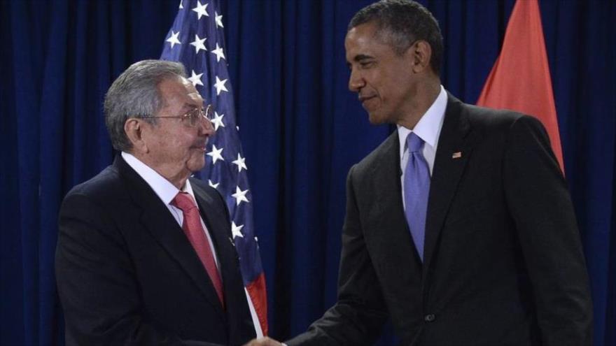 El presidente de EE.UU., Barack Obama (dcha.), y su homólogo cubano, Raúl Castro, en una reunión bilateral en el marco de la 70ª Asamblea General de las Naciones Unidas en Nueva York, 29 de septiembre 2015.