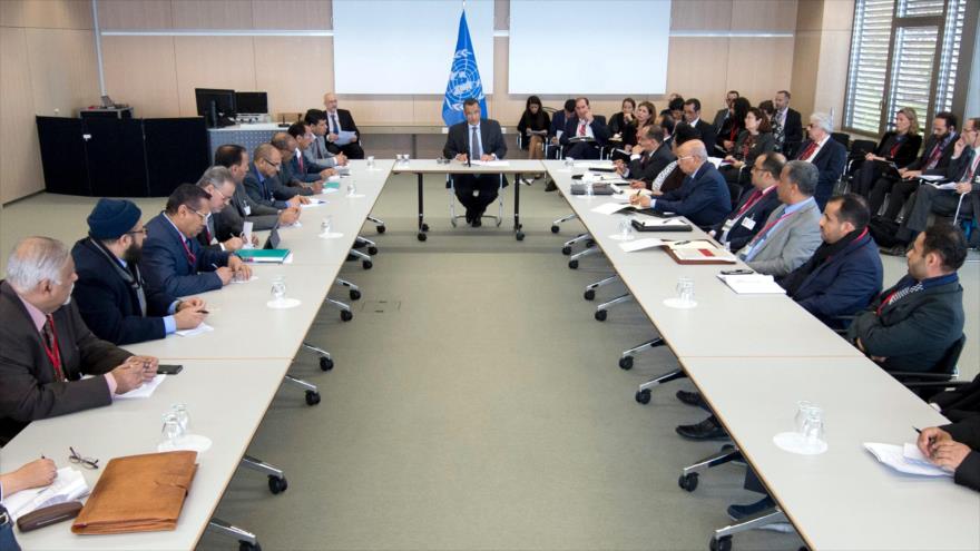 Representantes de las partes rivales en Yemen se reúnen en la ciudad suiza de Ginebra bajo la égida de la ONU para marcar el fin de la violencia militar en el país árabe, 15 de diciembre de 2015.