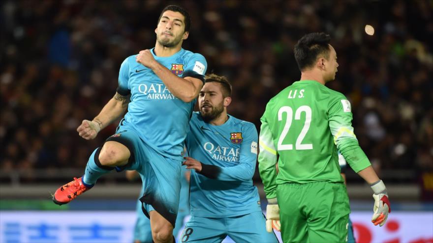 El delantero uruguayo del Barcelona, Luis Suárez, festeja su gol ante el club chino Guangzhou en semifinales del Mundial de Clubes 2015, en Japón, 17 de diciembre de 2015.