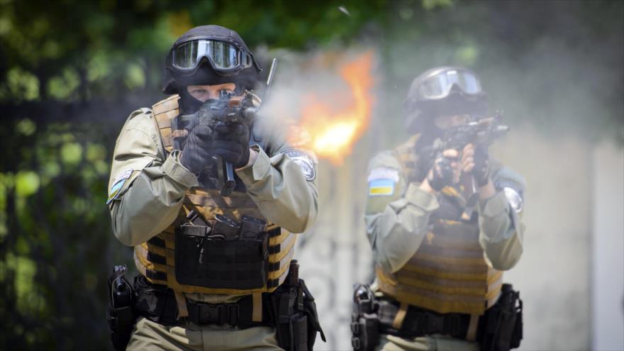 Miembros de las Fuerzas Especiales de Ucrania disparan durante un entrenamiento en Járkov.