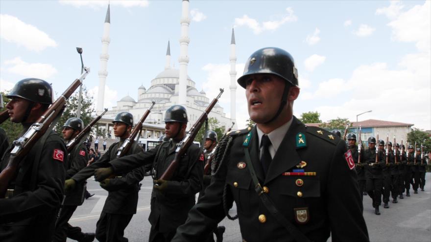 Soldados turcos durante un desfile en Ankara, capital turca.
