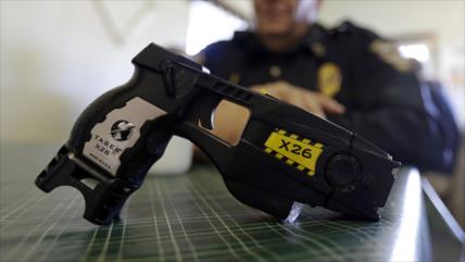 Declarada inocente una policía que usó su taser 28 veces contra un indígena en EEUU