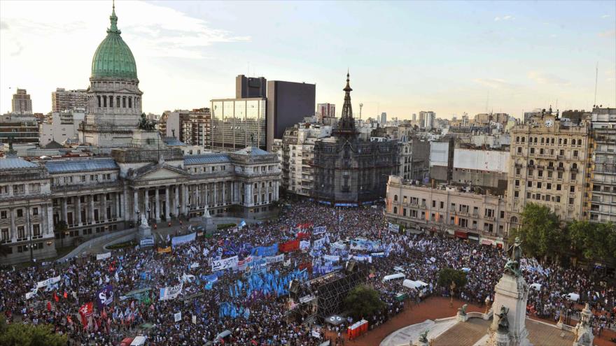 Argentinos se manifiestan frente al Congreso Nacional en la capital Buenos Aires, a favor de la Ley de Medios, 17 de diciembre de 2015.