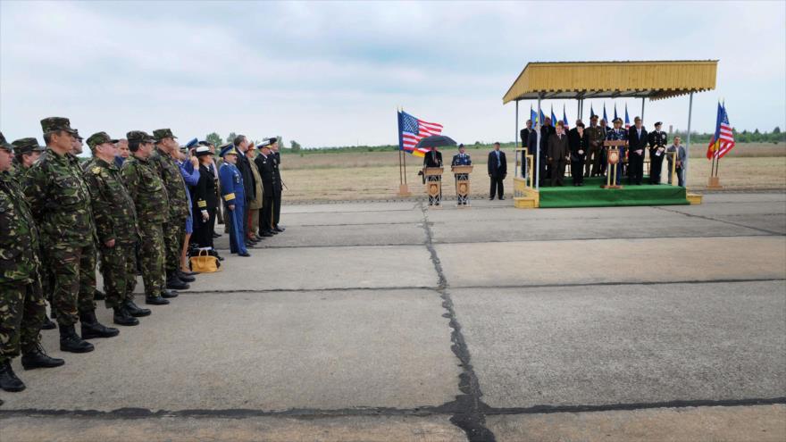 El Ejército rumano asiste a la ceremonia de inauguración del acto de instalar los escudos antimisiles de EE.UU. en la base aérea de Deveselu, sur de Rumanía. 3 de mayo de 2011