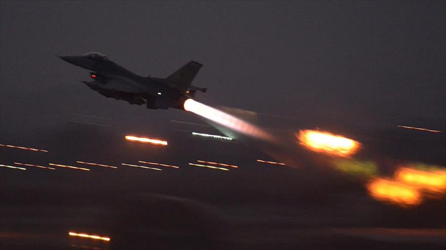 Un caza estadounidense tipo F-16 despega desde una base aérea en Turquía para realizar ataques aéreos contra el grupo terrorista EIIL.
