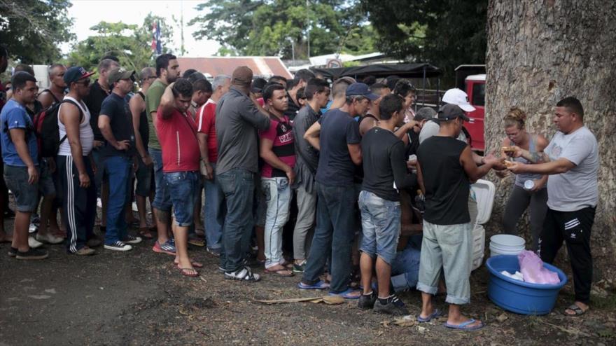Inmigrantes cubanos hacen cola en la frontera entre Costa Rica y Nicargua.