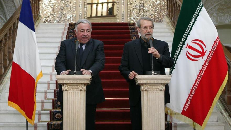 El presidente de la Asamblea Consultiva Islámica de Irán (Mayles), Ali Lariyani (dcha.), en una rueda de prensa con el presidente del Senado francés, Gerard Larcher, en Teherán, capital persa. 19 de diciembre de 2015