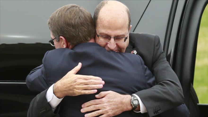 El secretario de Defensa estadounidense, Ashton Carter (izqda.), se funde en un abrazo con el ministro israelí de asuntos militares, Moshe Yaalon, en la Universidad Nacional de Defensa en Washington. 27 de octubre de 2015