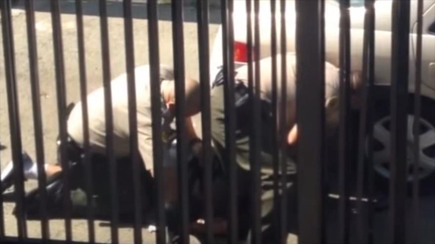 Imagen captada de un video difundido el 19 de diciembre de 2015, que muestra el momento en que las fuerzas de seguridad de Estados Unidos disparan cuatro tiros a Noel Aguilar en Los Ángeles.