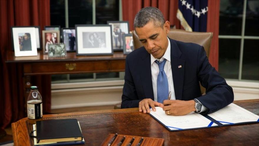 El presidente de EE.UU., Barack Obama, firmando el nuevo presupuesto de 2016.