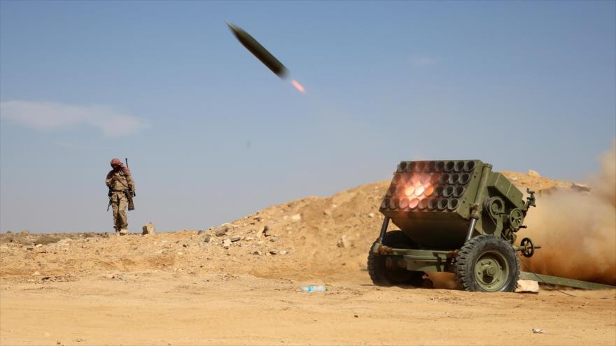 Fuerzas equipadas y leales al presidente prófugo de Yemen, Abdu Rabu Mansur Hadi, mantienen su posición en la localidad de Sirwah, al oeste de la ciudad de Marib, noreste de Yemen, 18 de diciembre de 2015.