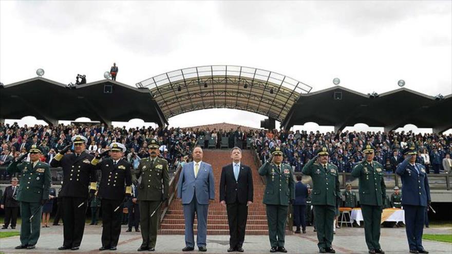 Desde la derecha, el presidente de Colombia, Juan Manuel Santos (5to), y el ministro de Defensa, Luis Carlos Villegas (6to), participaron en la ceremonia de ascenso de oficiales generales de las Fuerzas Militares y de la Policía Nacional, en la Escuela Militar de Cadetes José María Córdova, en Bogotá, 19 de diciembre de 2015.