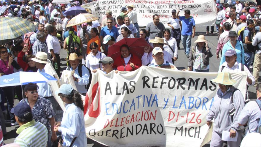 Una manifestación de maestros de la Coordinadora Nacional de Trabajadores de la Educación (CNTE) contra la reforma educativa.