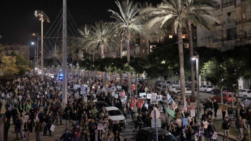 Marcha de miles de israelíes contra las políticas del premier de este régimen, Benyamin Netanyahu, 19 de diciembre de 2015.