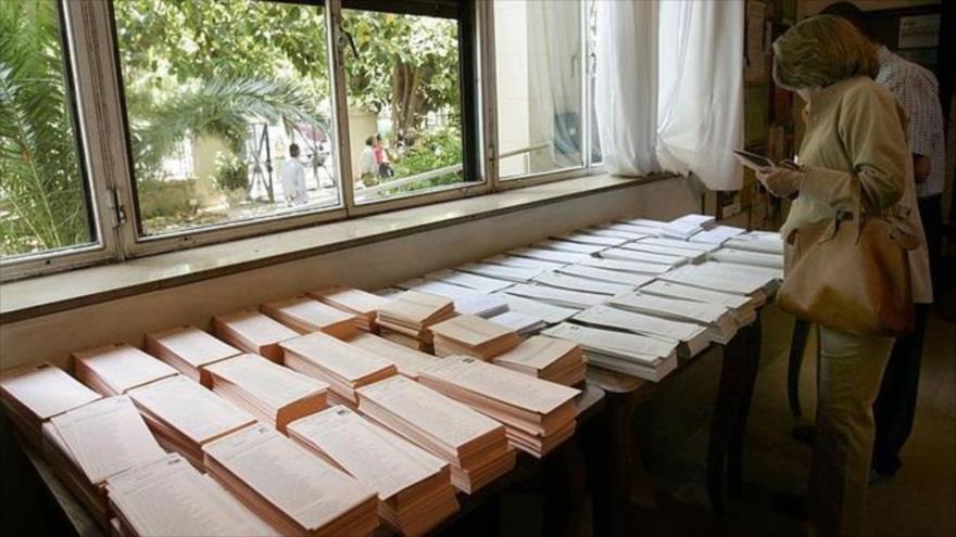 Un matrimonio español busca las papeletas de su elección en las últimas elecciones municipales, 25 de mayo de 2015.