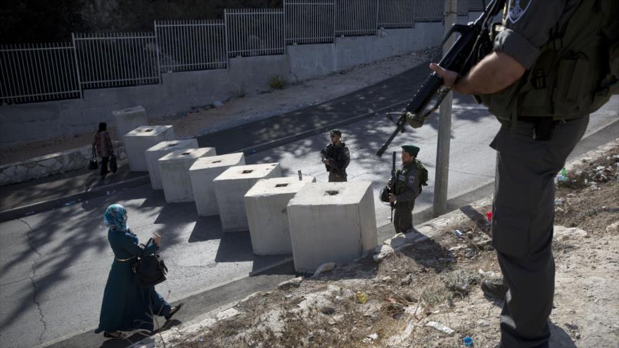 Fuerzas israelíes desplegadas cerca de unos bloques de cemento que separan a los palestinos de los israelíes en Al-Quds.