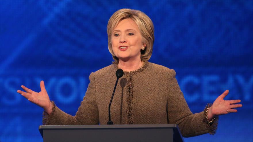 La precandidata a la Presidencia de Estados Unidos, Hillary Clinton habla durante un debate electoral del Partido Demócrata, 19 de diciembre de 2015.