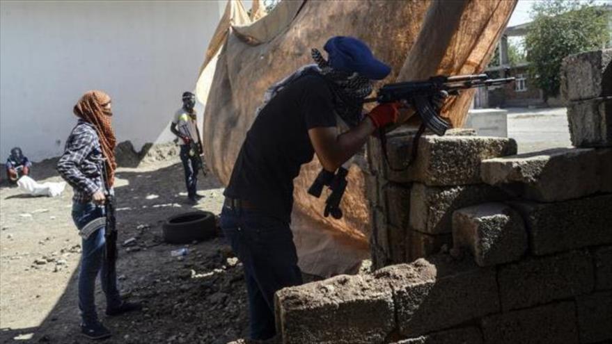 Integrantes del Partido de los Trabajadores del Kurdistán (PKK, en turco) durante choques con las fuerzas turcas en la ciudad de Diyarbakir, sur de Turquía, 28 de septiembre 2015.